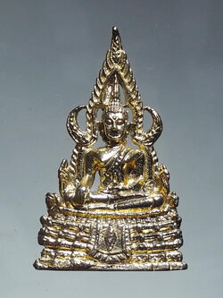 รหัสสินค้า พระมีกล่อง 257 รูปหล่อกะไหล่ทอง พระพุทธชินราช วัดพระศรีรัตนมหาธาตุวรมหาวิหาร อำเภอเมือง จังหวัดพิษณุโลก ไม่ทราบปีที่สร้าง ขนาดเทียบกับเหรียญบาท กล่องเดิมครับ