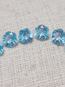 7.0mm. พลอยบลูโทปาส เจียรเหลี่ยมทรงดอกไม้ ชุดละ 1,250฿