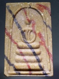 รหัสสินค้า พระสมเด็จ วัดต่างๆ 500 พระสมเด็จเนื้อผงลายธงชาติ หลวงพ่อเณร วัดทุ่งเศรษฐี รุ่นเมตตาบารมี ช่างยิ้มสร้างถวาย