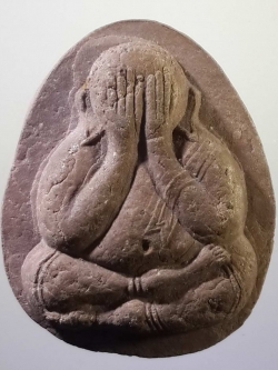 รหัสสินค้า พระปิดตา ทั่วไป 106 พระปิดตาเนื้อผง หลังพัดยศ หลวงปู่อ่อน วัดเนินมะเกลือ อำเภอวังทอง จังหวัดพิษณุโลก ที่ระลึกในงานรับพระราชทานพัดยศพระครู