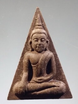 รหัสสินค้า พระมีกล่อง 3781 พระนางพญาเนื้อผงผสมว่าน วัดเทพวนาราม (ม่าหนิก) อำเภอถลาง จังหวัดภูเก็ต