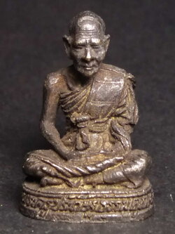 รหัสสินค้า พระกริ่ง พระหล่อ 153 รูปหล่อพระครูประดิษฐ์ธรรมคุณ วัดมงคลนิมิตร อำเภอตรอน จังหวัดอุตรดิตถ์ เนื้อทองเหลืองรมดำ