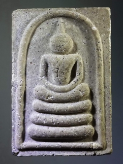 รหัสสินค้า พระสมเด็จ วัดต่างๆ 390 พระสมเด็จเนื้อผง หลังรูปเหมือนหลวงปู่บุดดา วัดกลางชูศรีเจริญสุข จังหวัดสิงห์บุรี รุ่นรวยให้เข็ด