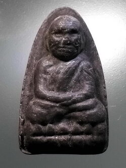 รหัสสินค้า หลวงปู่ทวด วัดต่างๆ 503 หลวงปู่ทวดเนื้อว่าน วัดช้างให้ จังหวัดปัตตานี หลังยันต์ นะโมโพธิสัตโตอาคันติมายะอิติภะคะวา ไม่ทราบปีที่สร้าง พระรายการนี้ให้เช่าบูชาแล้ว