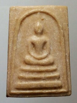 รหัสสินค้า พระสมเด็จ วัดต่างๆ 455 พระสมเด็จเนื้อผงน้ำมัน พิมพ์คะแนน หลวงพ่อแนม วัดเขาหน่อ อำเภอบรรพตพิสัย จังหวัดนครสวรรค์ พระรายการนี้ให้เช่าบูชาแล้ว