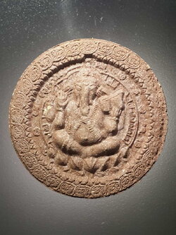 รหัสสินค้า พระไม่ทราบที่ 444 เนื้อผงผสมว่าน พิมพ์จันทร์ลอย พระพิฆเณศวร - พ่อแก่เลี่ยมเพชรรัตน์ เทพเจ้าผู้ทรงปัญญา ไม่ทราบที่ พระรายการนี้ให้เช่าบูชาแล้ว