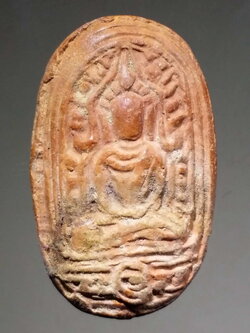 รหัสสินค้า พระไม่ทราบที่ 228 พระเนื้อดินเผา พิมพ์พระพุทธชินราช หลัง นางจุฬามณี เกจิยุคหลังสร้าง น่าจะสร้างในจังหวัดพิษณุโลก ไม่ทราบที่ พระรายการนี้ให้เช่าบูชาแล้ว