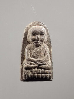 รหัสสินค้า หลวงปู่ทวด วัดต่างๆ 304 หลวงปู่ทวด เนื้อว่าน ออกวัดห้วยมงคล จังหวัดประจวบคีรีขันธ์ พิมพ์พระรอดเล็ก