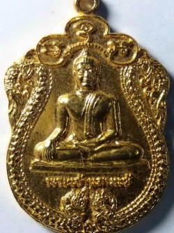 รหัสสินค้า เชียงใหม่ 009 เหรียญเสมากะไหล่ทองพระเจ้าแสนแซ้ หลังพระธาตุเจดีย์จ๋อมสรี๋ปุรีนามน่างรั้ว วัดยางกวง อำเภอเมือง จังหวัดเชียงใหม่ สร้างปี 2555 พระรายการนี้ให้เช่าบูชาแล้ว