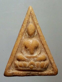 รหัสสินค้า พระไม่ทราบที่ 195 พระพุทธเนื้อผงน้ำมันพิมพ์สามเหลี่ยมหลังเรียบ ไม่ทราบที่ พระรายการนี้ให้เช่าบูชาแล้ว