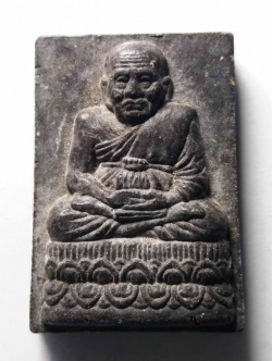 รหัสสินค้า หลวงปู่ทวด วัดต่างๆ 022 หลวงปู่ทวด เนื้อผงใบลาน วัดช้างให้ จังหวัดปัตตานี พิมพ์สี่เหลี่ยม หลังยันต์นะเฉลียวเพชร ไม่ทราบปีที่สร้าง พระเครื่องรายการนี้ให้เช่าบูชาแล้ว