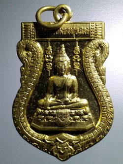 รหัสสินค้า เหรียญพระพุทธ 3801 เหรียญเสมาเนื้อทองฝาบาตร รุ่นแรก หลวงพ่อบางขามสุขเสมอ หลังหนุมาน อม พลับพลา วัดคุ้งท่าเลาอำเภอบ้านหมี่ จังหวัดลพบุรี สร้างปี 2562 ตอกโค๊ต