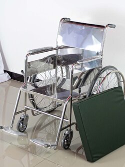 รถเข็นวีลแชร์ผู้ป่วยสแตนเลส รุ่น PS56 แบบพับไม่ได้ พร้อมเบาะรองนั่ง