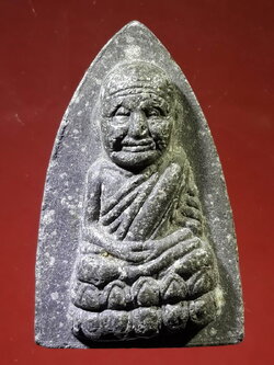 รหัสสินค้า หลวงปู่ทวด วัดต่างๆ 141 หลวงปู่ทวด วัดช้างให้ จ.ปัตตานี ไม่ทราบปีที่สร้าง เนื้อผงใบลานผสมว่าน พิมพ์ตัวหนังสือจม