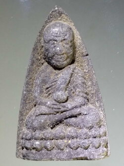 รหัสสินค้า หลวงปู่ทวด วัดต่างๆ 234 หลวงปู่ทวด วัดช้างให้ หลังยันต์นะ พิมพ์มือถือลูกแก้ว เนื้อผงผสมแร่เหล็กน้ำพี้ ไม่ทราบปีที่สร้าง