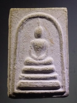 รหัสสินค้า พระสมเด็จ วัดต่างๆ 1138 พระสมเด็จ เนื้อผง ปั๊มตรายาง ด้านหลังเขียนว่า พุทธสถานถ้ำ ตัวอักษรต่อจากนี้ มองไม่เห็น ไม่ทราบที่