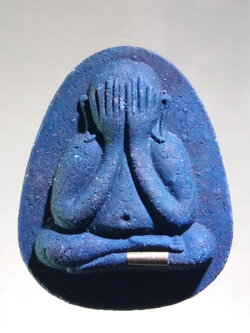 รหัสสินค้า พระมีกล่อง 156 พระปิดตาพิมพ์จัมโบ้ปลดหนี้ รวย 8 ทิศ เนื้อผงสีฟ้าครามฝังตะกรุด หลวงพ่อพัฒน์ ปุญญกาโม วัดห้วยด้วน ตำบลธารทหาร อำเภอหนองบัว จังหวัดนครสวรรค์