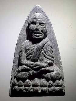 รหัสสินค้า หลวงปู่ทวด วัดต่างๆ 380 หลวงปู่ทวดเนื้อผงใบลาน ด้านหลังมี ร่มกาง 3 ชั้น ไม่ทราบวัดที่สร้าง