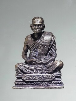 รหัสสินค้า พระกริ่ง พระหล่อ 840 รูปหล่อโบราณ หล่อก้นถ้วย หลวงพ่อเงิน วัดบางคลาน จังหวัดพิจิตร ไม่ทราบปีที่สร้าง ตอกโค๊ต บริเวณสังฆาฏิ