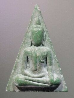 รหัสสินค้า พระเนื้อดิน เนื้อผง เนื้อว่าน 2599 พระนางพญาเนื้อผงสีเขียว ปางสะดุ้งกลับ ปั๊มตรายาง เสกทับ สํานักไสยเวทย์เทพย์อุดร พุทธคุณกลับร้ายกลายเป็นดี พระรายการนี้ให้เช่าบูชาแล้ว