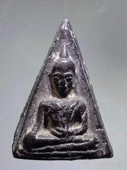 รหัสสินค้า พระเนื้อดิน เนื้อผง เนื้อว่าน 316 พระนางพญา เนื้อดินเผา หลังอุ หลวงพ่อจง วัดหน้าต่างนอก จังหวัดอยุธยา สร้างปี 2485 มีหน้า มีตา มีปากติด ให้เห็น สภาพสวยขนาดนี้ หายากครับ