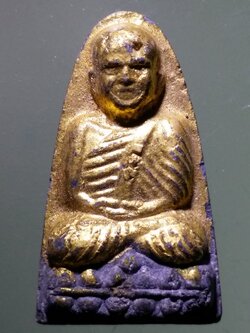 รหัสสินค้า หลวงปู่ทวด วัดต่างๆ 580 หลวงปู่ทวด เนื้อผงปิดทองคำเปลว หลังธรรมจักร และรอยพระพุทธบาท ฝังแร่มวลสาร ไม่ทราบที่