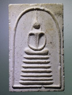 รหัสสินค้า พระไม่ทราบที่ 554 พระสมเด็จ เนื้อผงหลังเรียบ ฐาน 7 ชั้นไม่ทราบที่ พิมพ์คล้ายหลวงปู่ภู