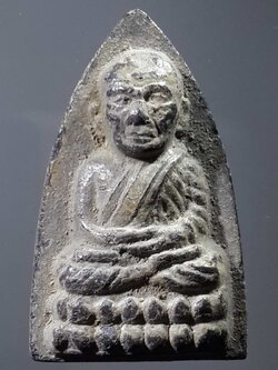 รหัสสินค้า หลวงปู่ทวด วัดต่างๆ 266 หลวงปู่ทวด วัดช้างให้ จังหวัดปัตตานี หลังตัวหนังสือนูน ไม่ทราบปีที่สร้าง พระเก่ามีอายุเนื่องจากมีไขปกคลุมองค์พระ