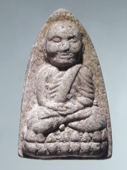 รหัสสินค้า พระเนื้อดิน ผง ว่าน 10516 หลวงพ่อทวด เนื้อผงพุทธคุณ ด้านหลังมีตัวอักษร ทวดขาว ไม่ทราบที่