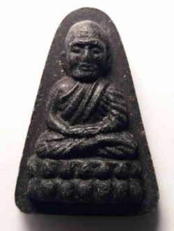 รหัสสินค้า หลวงปู่ทวด วัดต่างๆ 050 หลวงปู่ทวด เนื้อว่านพิมพ์พระรอด หลังพระบรมธาตุ นครศรีธรรมราช สร้างปี 2543 พระรายการนี้ให้เช่าบูชาแล้ว