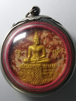 รหัสสินค้า นครปฐม 020 หลวงพ่อวัดไร่ขิง เนื้อผงก้นครก ทาทองบรอนซ์ อำเภอสามพราน จังหวัดนครปฐม มาพร้อมเลี่ยมตลับผ่าหวาย พระรายการนี้ให้เช่าบูชาแล้ว