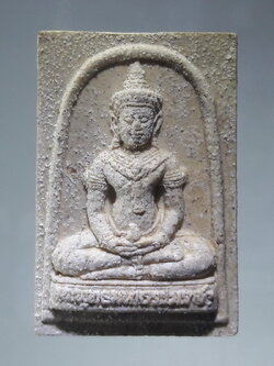 รหัสสินค้า พระมีกล่อง 349 พระพุทธมหาธรรมราชาเนื้อผงข้าวสารดำ รุ่น 1 ทศวรรษ มหาวิทยาลัยมหาจุฬาลงกรณ์ราชวิทยาลัย จังหวัดเพชรบูรณ์ จัดสร้างปี 2555