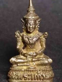 รหัสสินค้า พระกริ่ง พระหล่อ 027 รูปหล่อพระแก้วมรกต ด้านหลังมีอักษรย่อ ว.ส.ร. เนื้อทองผสมไม่ทราบที่ พระรายการนี้ให้เช่าบูชาแล้ว