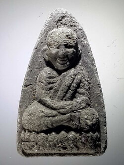 รหัสสินค้า หลวงปู่ทวด วัดต่างๆ 366 หลวงปู่ทวดเนื้อว่าน ด้านหน้าตรงฐานบัวมี มวลสารฝังอยู่ ไม่ทราบวัดที่สร้าง เนื้อหาเก่า มีอายุ น้ำหนักเบา