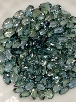 แซฟไฟร์เขียวอมน้ำเงินหยดน้ำ 5x3 mm. 1 กะรัต