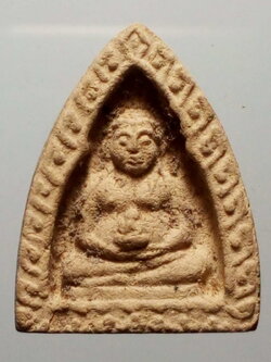 รหัสสินค้า พระไม่ทราบที่ 116 พระพุทธเนื้อผงรุ่น 1 ด้านหลังมีชื่อย่อวัด ว.ป.ส ไม่ทราบที่