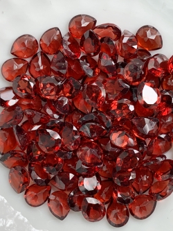 โกเมนหยดน้ำ 5x4 มม. 5 กะรัต