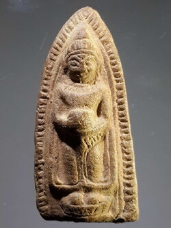 รหัสสินค้า พระไม่ทราบที่ 391 พระร่วงเนื้อดินเผา ปางอุ้มบาตร หลังตรายาง ไม่ทราบที่ พระรายการนี้ให้เช่าบูชาแล้ว