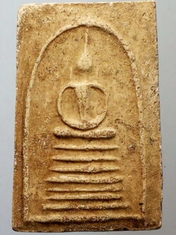 รหัสสินค้า พระไม่ทราบที่ 126 พระสมเด็จเนื้อผงฐาน 7 ชั้น หลังพระปิดตา ไม่ทราบที่ พระน่าจะถูกน้ำท่วมครับ พระรายการนี้ให้เช่าบูชาแล้ว