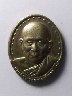 รหัสสินค้า เหรียญคณาจารย์ 203 เหรียญรูปไข่เล็ก เนื้ออัลปาก้า สมเด็จพระญาณสังวร วัดบวรนิเวศวิหาร ออกวัดล้านนาญาณสังวราราม อำเภอจอมทอง จังหวัดเชียงใหม่ สร้างปี 2532 หายากสร้างน้อย