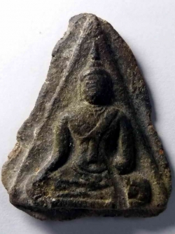 รหัสสินค้า พระกรุ 024 พระนางพญาเสน่ห์จันทร์ เนื้อดินไม่ตัดปีก จ.สุโขทัย ไม่ทราบกรุ สภาพพอสวย รอยที่ใบหน้าเป็นมาแต่เดิม น่าจะเกิดขึ้นจากการกดพิมพ์