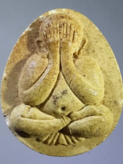 รหัสสินค้า พระปิดตา ทั่วไป 107 พระปิดตาเนื้อผง วัดพุทธนิมิต หลังตราสัญลักษณ์พิธีกาญจนาภิเษก สร้างปี 2539