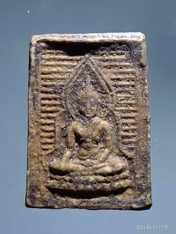 รหัสสินค้า พระเนื้อดิน เนื้อผง เนื้อว่าน 296 พระผงของขวัญ หลังยันต์ องค์พระ ยันต์ทางด้านหลัง คล้ายกับหลวงพ่อคง วัดวังสรรพรส หาข้อมูลทางอินเตอร์เน็ตไม่เจอ เชิญครับไม่แพง