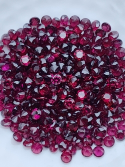 โรโดไลท์แดงกลม 3.0 มม. 5 กะรัต