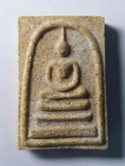 รหัสสินค้า พระสมเด็จ วัดต่างๆ 168 พระสมเด็จเนื้อผงฝังแร่มวลสาร ด้านหลังมีชื่อย่อวัด ว.น. พระรายการนี้ให้เช่าบูชาแล้ว