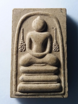 รหัสสินค้า พระสมเด็จ วัดต่างๆ 197 พระสมเด็จเนื้อผง หลังพระพุทธมหาจักรพรรดิ์ วัดเจริญธรรม ซอย 27 หมู่ที่ 2 ตำบลหนองบัว อำเภอพัฒนานิคม จังหวัดลพบุรี