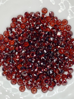 โกเมนกลม 2.75 มม. 5 กะรัต