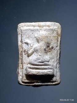 รหัสสินค้า พระเนื้อดิน เนื้อผง เนื้อว่าน 095 แม่นางกวักเนื้อผง พิมพ์คล้ายวัดมฤคทายวัน พระมีขนาดเมื่อเทียบกับเหรียญบาท ขนาดเล็ก ท่านสุภาพสตรีไม่ควรพลาด