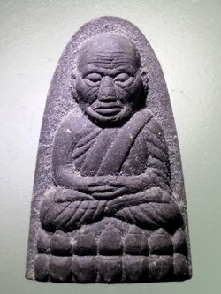 รหัสสินค้า หลวงปู่ทวด วัดต่างๆ 538 หลวงปู่ทวดเนื้อผง พิมพ์เตารีดหัวมนพิมพ์กลาง หลังยันต์ อะระหังพุทโธ มะอะอุ ไม่ทราบที่