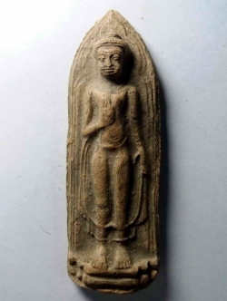 รหัสสินค้า พระกรุ 022 พระร่วงประทานพร เนื้อดินเผา จังหวัดสุโขทัย ไม่ทราบกรุ พระสวยมีหน้ามีตาครับ